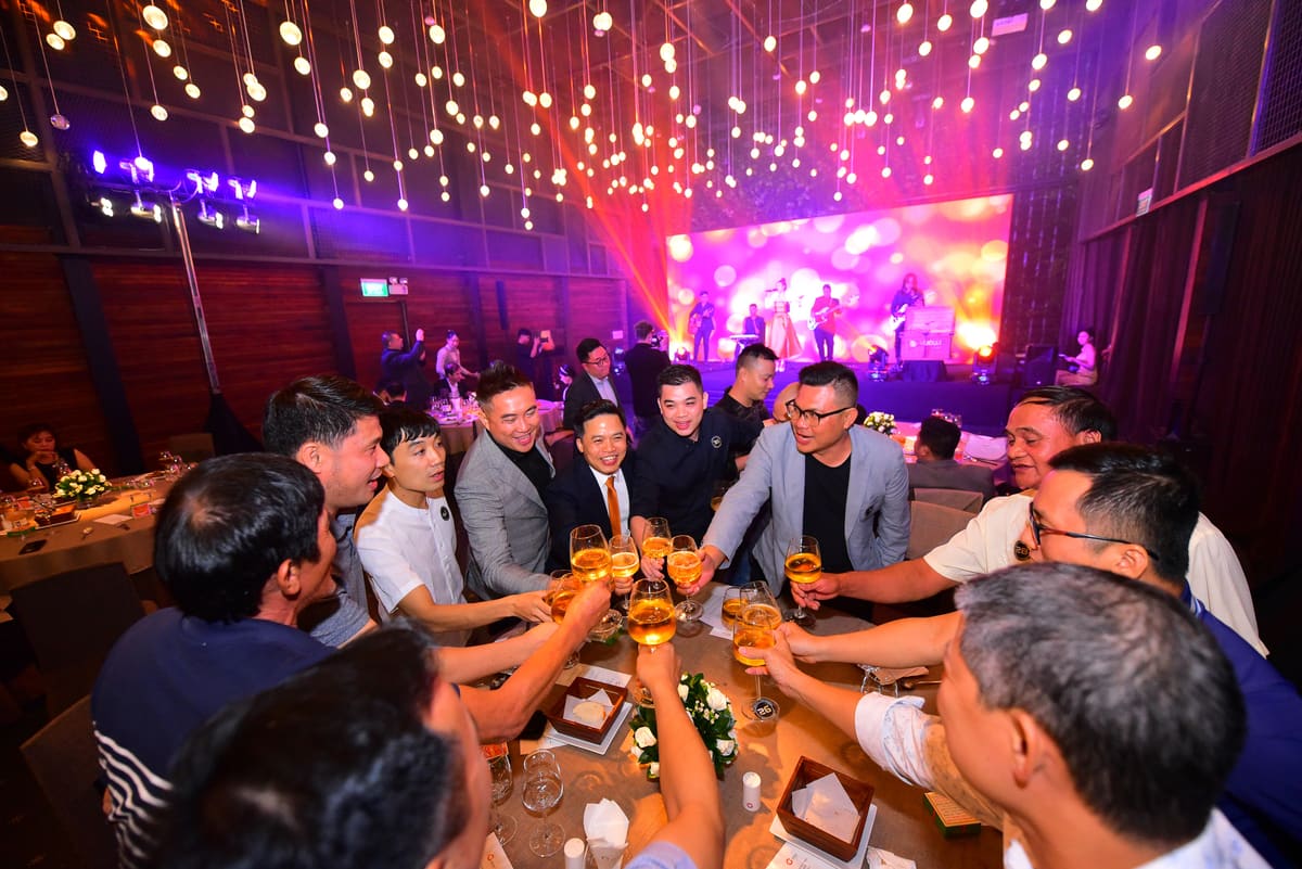 Dealers raising a toast at the MatraX gala dinner